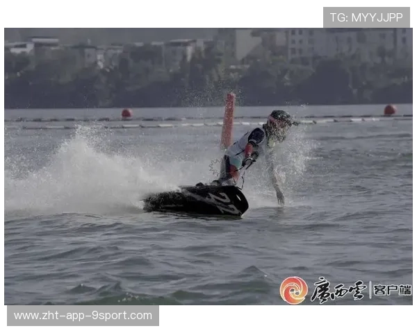 冲浪少年“单手站板”视频火遍全球，被称海上魔术师