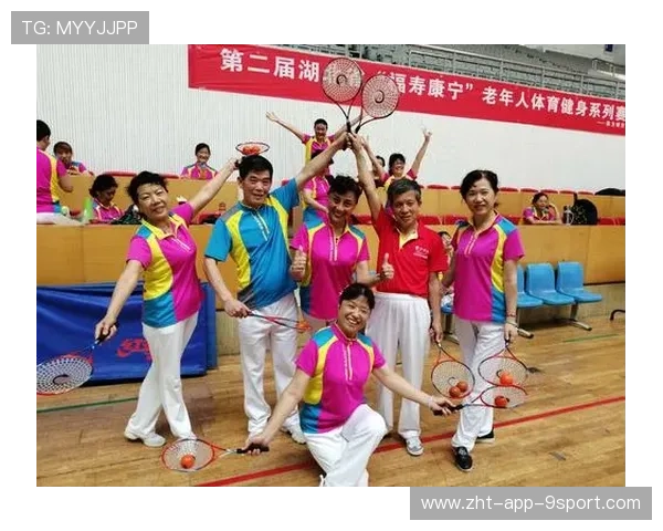 花样游泳社区展演鼓励老年人参与健身文化