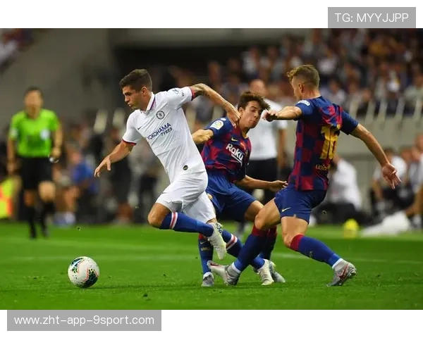 切尔西球迷热情高涨，主场氛围火爆，切尔西球迷素质